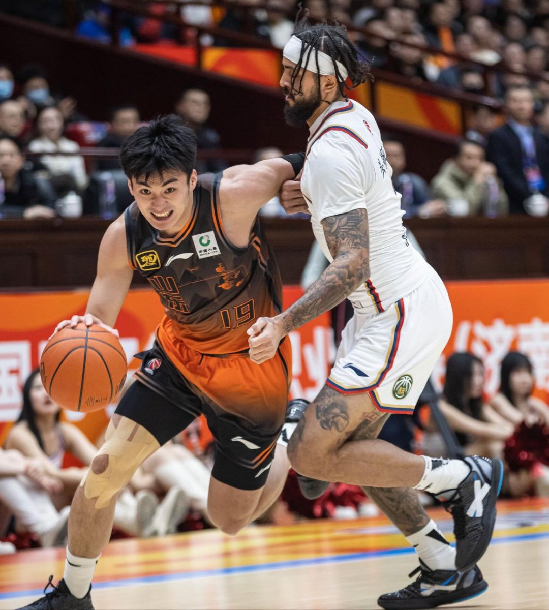 北京国安迎CBA季后赛关键赛，冲刺阶段单刀错失，悬念犹存，身体对抗强度拉满